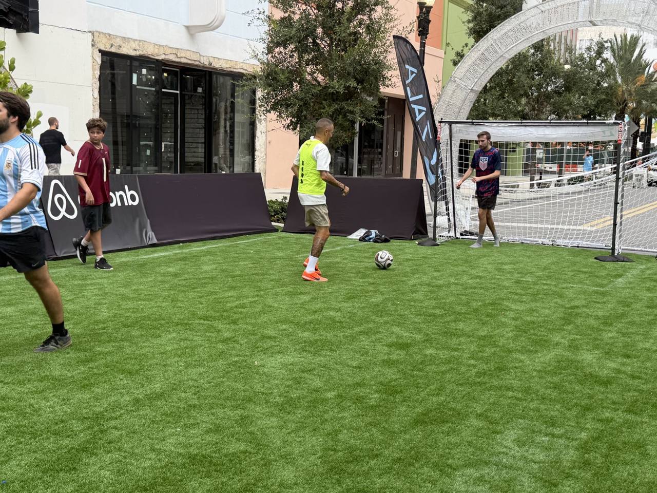 A keeper defends the goal under the arch